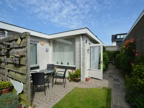 Vakantiewoning centraal gelegen in De Koog op erf bij eigenaar