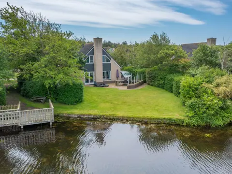 Modern ruim vakantiehuis rustig gelegen aan het water in De Koog
