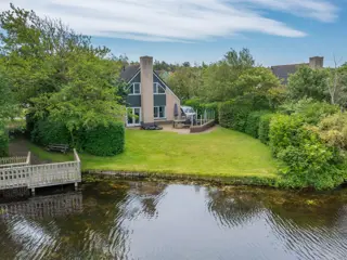 Modern ruim vakantiehuis rustig gelegen aan het water in De Koog