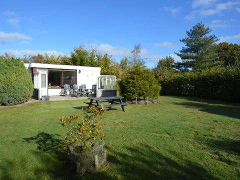 Vrijstaande comfortabel ingerichte bungalow aan de bosrand