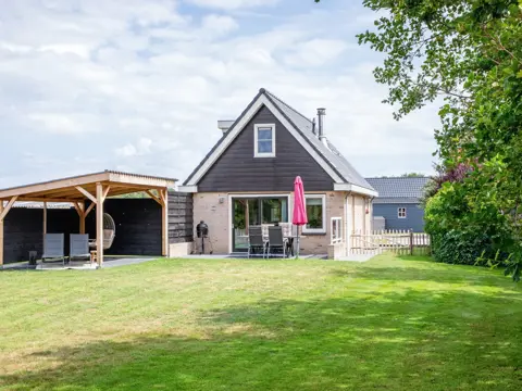 Modern vakantiehuis aan de rand van het bos op ruim perceel