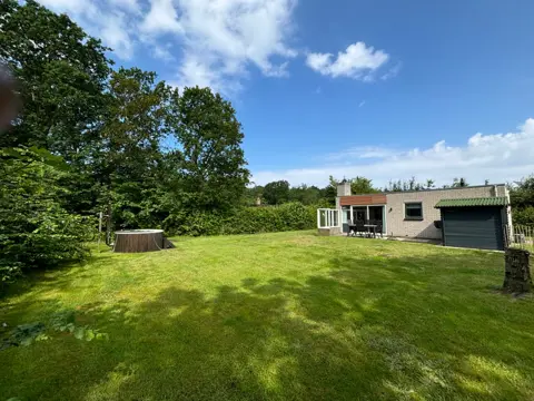 Vrijstaande bungalow met grote afgesloten tuin op het zuiden