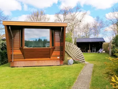 Vrijstaand chalet op familiecamping nabij het bos en Den Burg