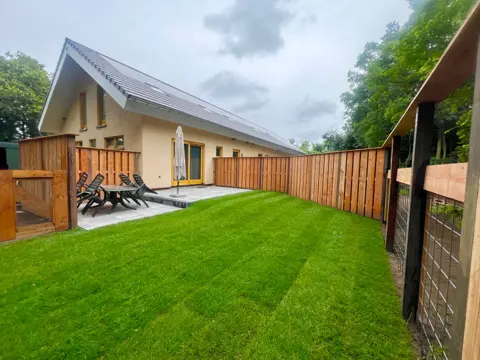 Luxe appartement met afgesloten tuin op paardenpensionstal