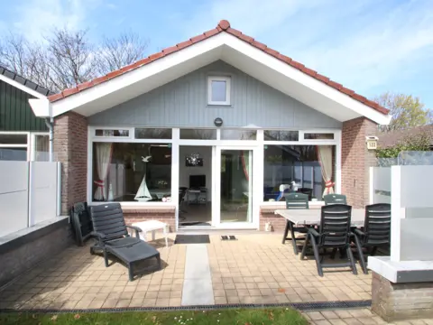 Geschakelde vakantiewoning met beschut terras nabij De Cockdorp