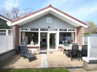 Geschakelde vakantiewoning met beschut terras nabij De Cockdorp