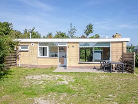 Geschakeld vakantiehuis met zonnig terras nabij De Slufter