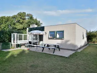 Vrijstaande bungalow nabij bos en strand met afgesloten tuin