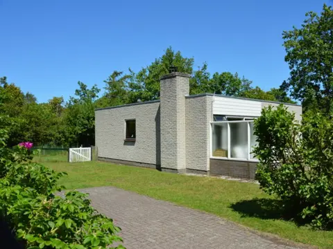Vrijstaande bungalow met grote afgesloten tuin op het zuiden