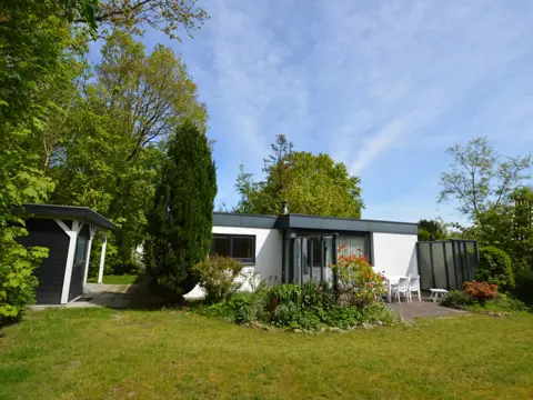 Vrijstaande bungalow nabij bos met mooie grote zonnige tuin
