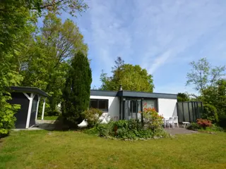Vrijstaande bungalow nabij bos met mooie grote zonnige tuin