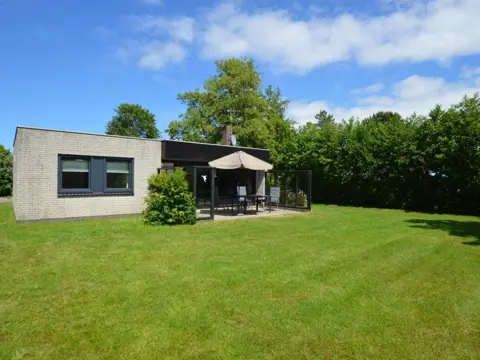 Bungalow met ruime tuin grenzend aan het Texelse bos