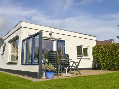 Vrijstaande bungalow liggend aan de Roggesloot