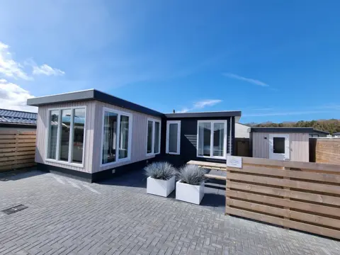 Een luxe en modern ingericht chalet dichtbij strand en zee