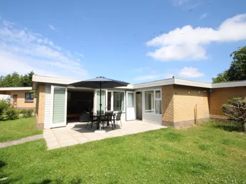 Geschakelde bungalow gelegen vlakbij Natuurgebied De Slufter