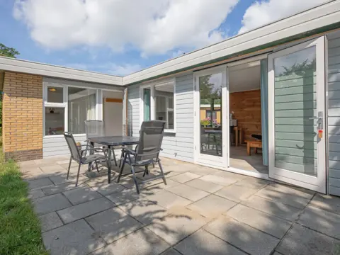 Geschakelde bungalow gelegen vlakbij Natuurgebied De Slufter