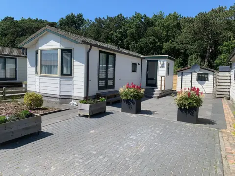 Sfeervol ingericht chalet aan bosrand nabij strand en dorpscentrum