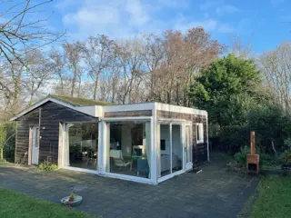 Vrijstaand vakantiehuis met tuin rondom op loopafstand van Oosterend