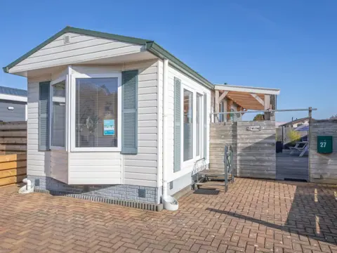 Ruim chalet met veranda op park bij De Koog