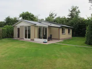 Lichte en ruime bungalow met veel privacy in 't pittoreske Oosterend