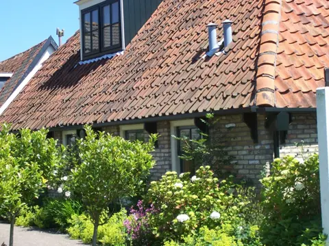 Karakteristiek vakantiehuis aan de rand van Den Burg