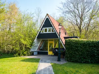 Vrijstaand vakantiehuis met grote tuin iets buiten De Cocksdorp