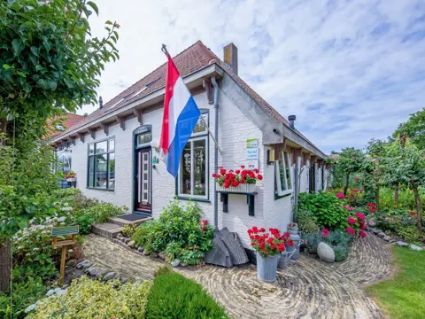 Stijlvol appartement met tuin in voormalige stolpboerderij