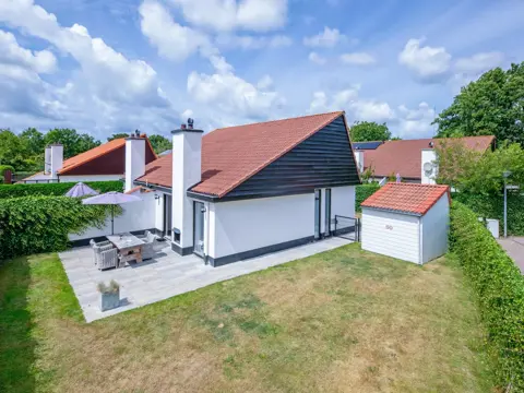 Sfeervol vakantiehuis met open haard en whirlpool in het bos