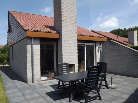 Vrijstaand vakantiehuis met terras in het bos