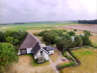 Gastenverblijf met gebruik van overdekte buitenkeuken in buitengebied