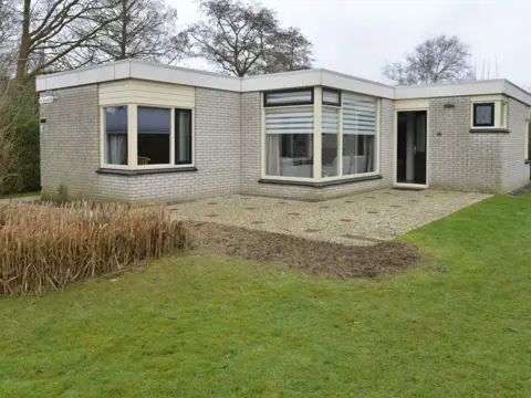 Vrijstaande bungalow met grote tuin in het pittoreske Oosterend