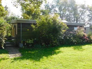 Verscholen in het groen sfeervol vakantiehuis met tuin bij Oosterend