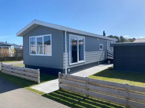 Chalet aan de rand van het bos en vlakbij het strand