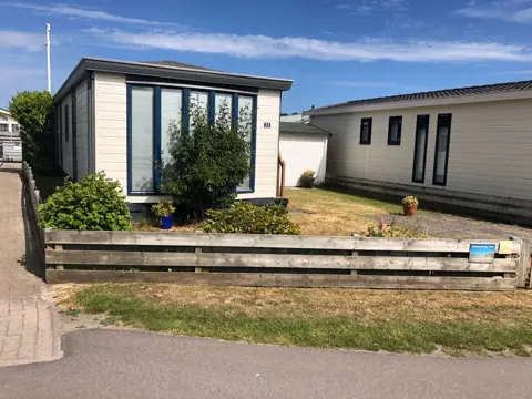 Sfeervol chalet met rustige ligging vlakbij het strand in De Koog