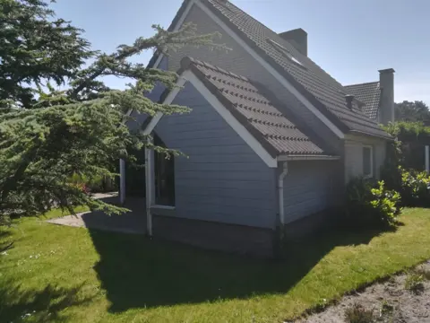 Ruim vakantiehuis met riante zonnige afgesloten tuin in De Koog