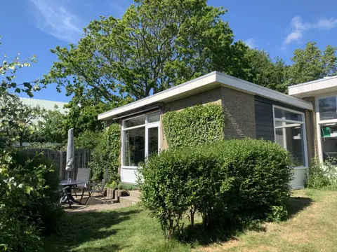 Luxe vakantiewoning met verwarmd zwembad nabij Den Burg