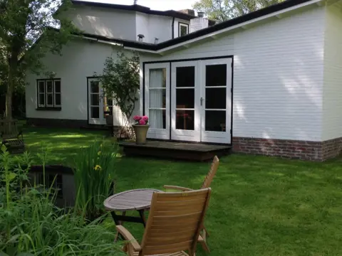 Ruime compleet ingerichte kamer in het groen