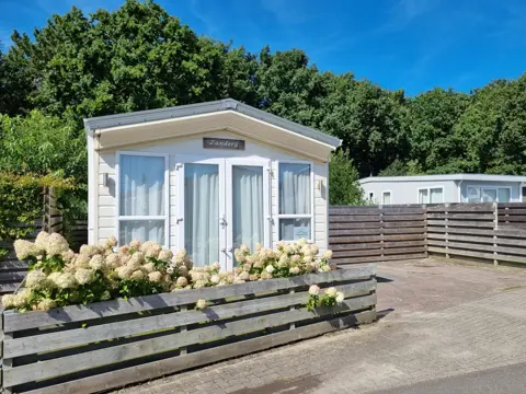 Ruim chalet met heerlijke ligging vlakbij het strand in De Koog