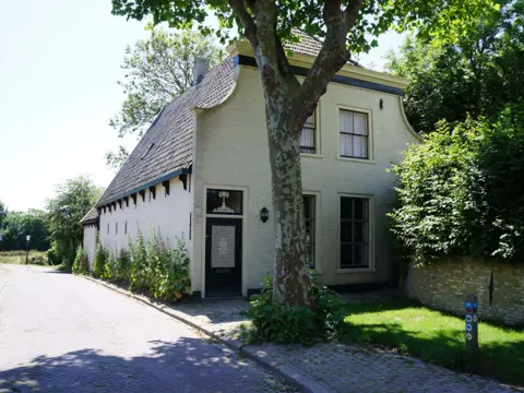 Rustig gelegen B&B in de oude pastorie naast de kerk van De Waal