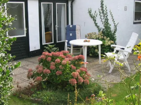 Genieten in knus vakantiehuis met terras midden in Den Burg