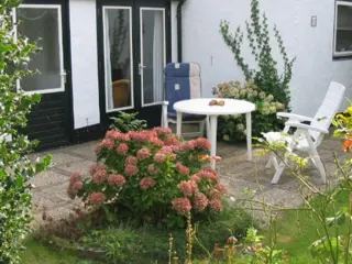 Genieten in knus vakantiehuis met terras midden in Den Burg