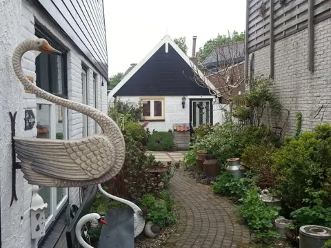 Compact huisje in Den Burg met fijne sfeer en heerlijke rozentuin