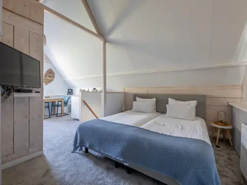 Sfeervolle kamer op eerste verdieping met eigen badkamer