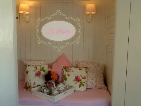 Genieten in romantisch appartement met bedstee en tuin in Den Burg