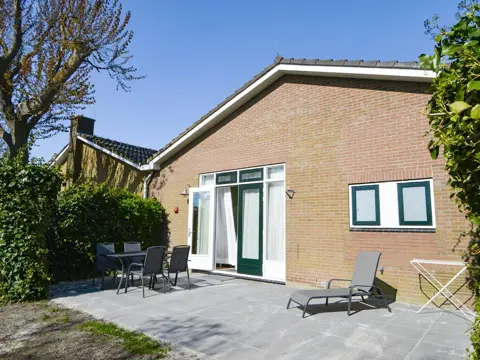 Ruime kamer in een voormalige basisschool nabij De Cocksdorp