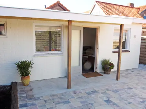 Moderne studio middenin badplaats De Koog met ruim privé terras