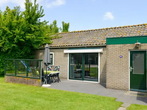 Rustig gelegen bungalow op een boerderij met melkkoeien