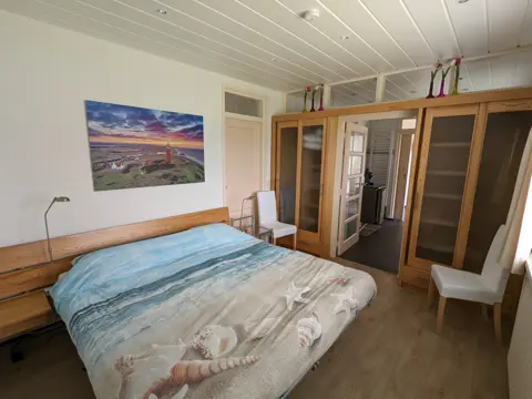 Zonnige kamer met elektrische bedden en privé sanitair