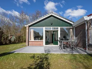 Geschakeld recreatiewoning in de buurt van De Slufter