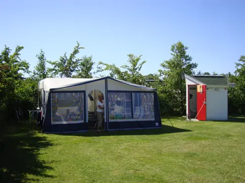 Luxe kamperen met eigen sanitair midden in het groene bos